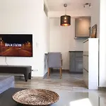 Designer Central Apartment With Parking & Terrace